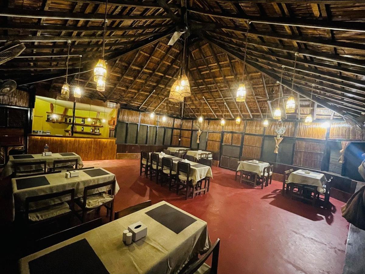 Hotel Tharu Garden And Beer Bar Читван Экстерьер фото