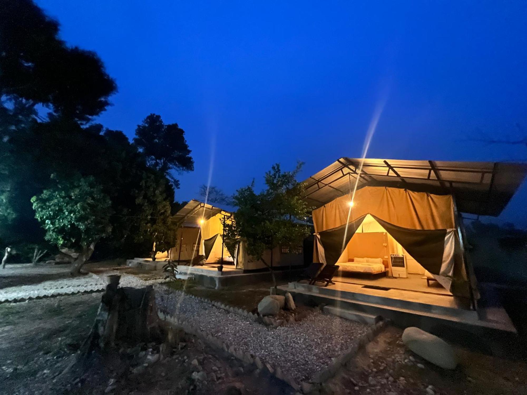 Hotel Tharu Garden And Beer Bar Читван Экстерьер фото